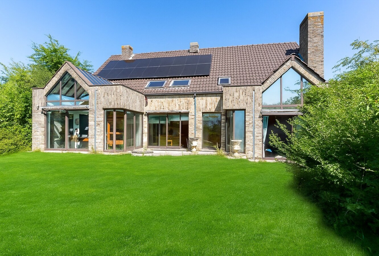 Villa érigée sur 1644m², garage 5 voitures, superbes volumes, au Bois-Fichaux ! 