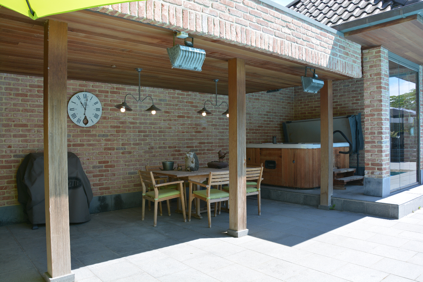 Prachtige recente villa met zwembad en prachtig aangelegde tuin 