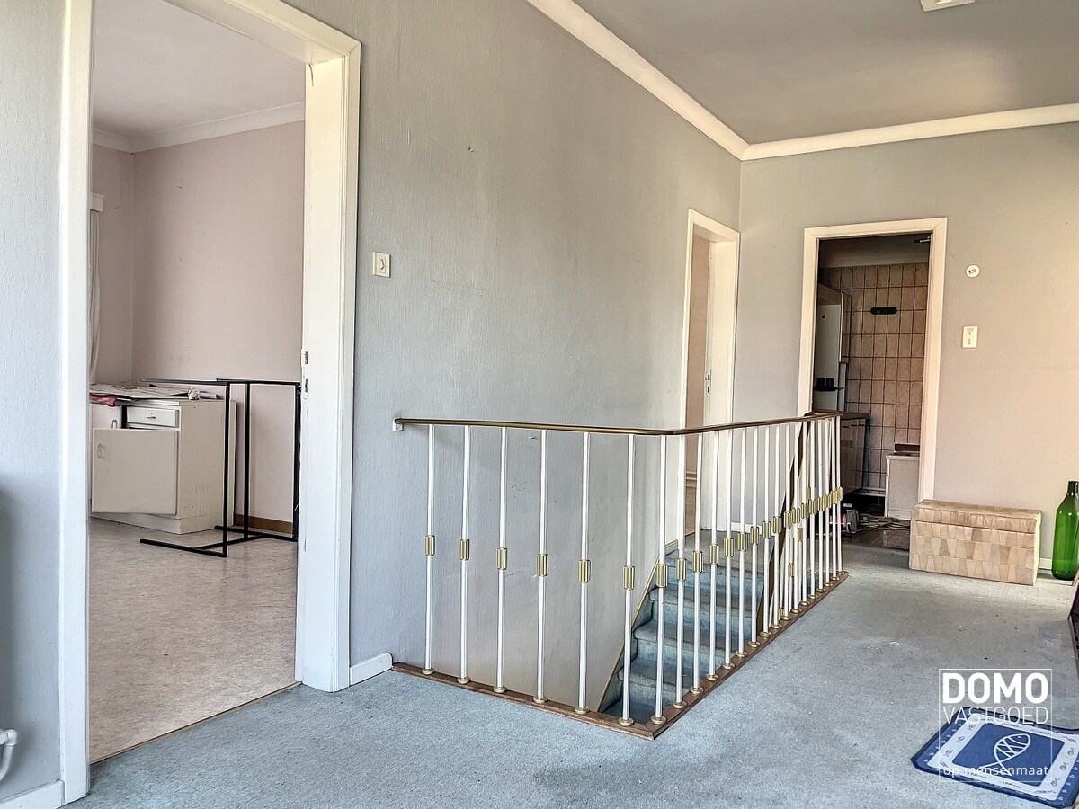 Ruime half open bebouwing met een vergund magazijn. 