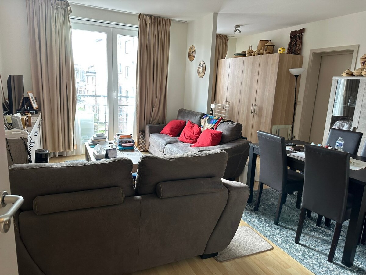 Lichtrijke serviceflat met zonnig terras, privé parking 