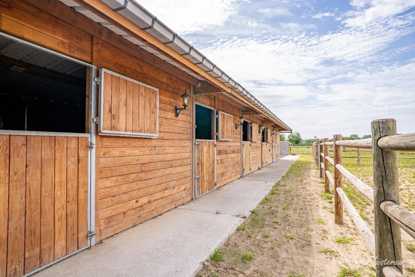 Woning met paardenstallen en loods op ca. 50 are te Rillaar 
