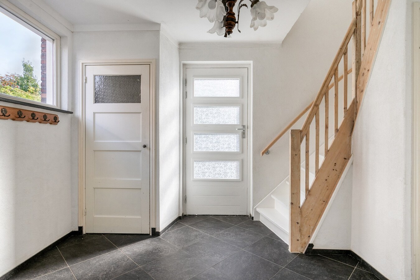 Volledig gerenoveerde woning met garage en carport gelegen aan de Beukenlaan 13 te Reusel. 