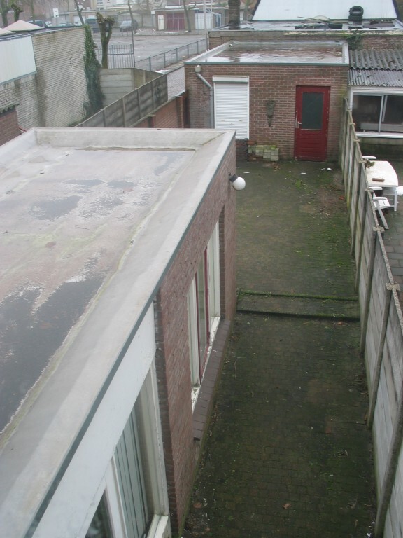 Nabij het centrum gelegen geschakelde hoekwoning met ruime berging 