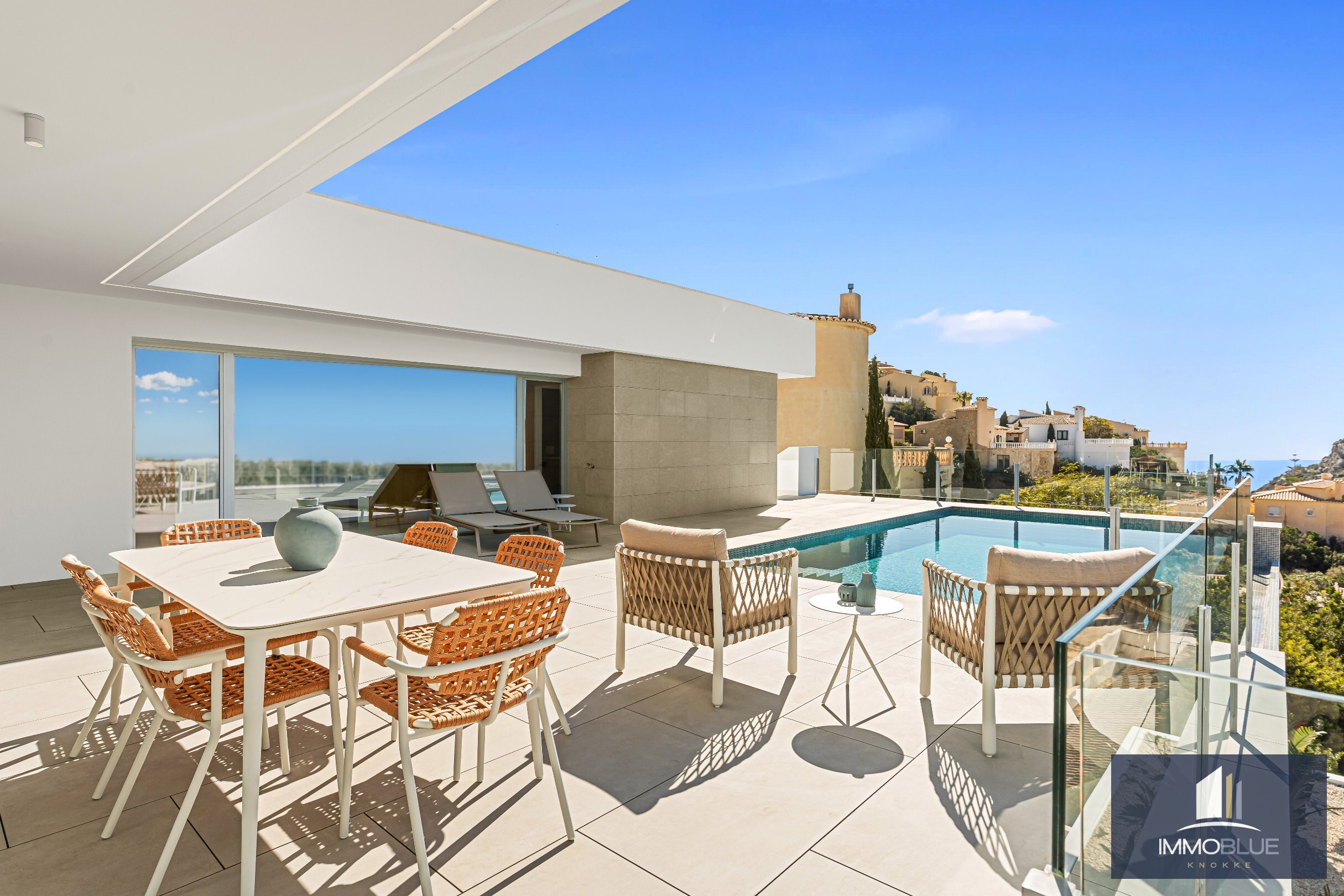 Open en praktisch wonen in mediterrane omgeving. 