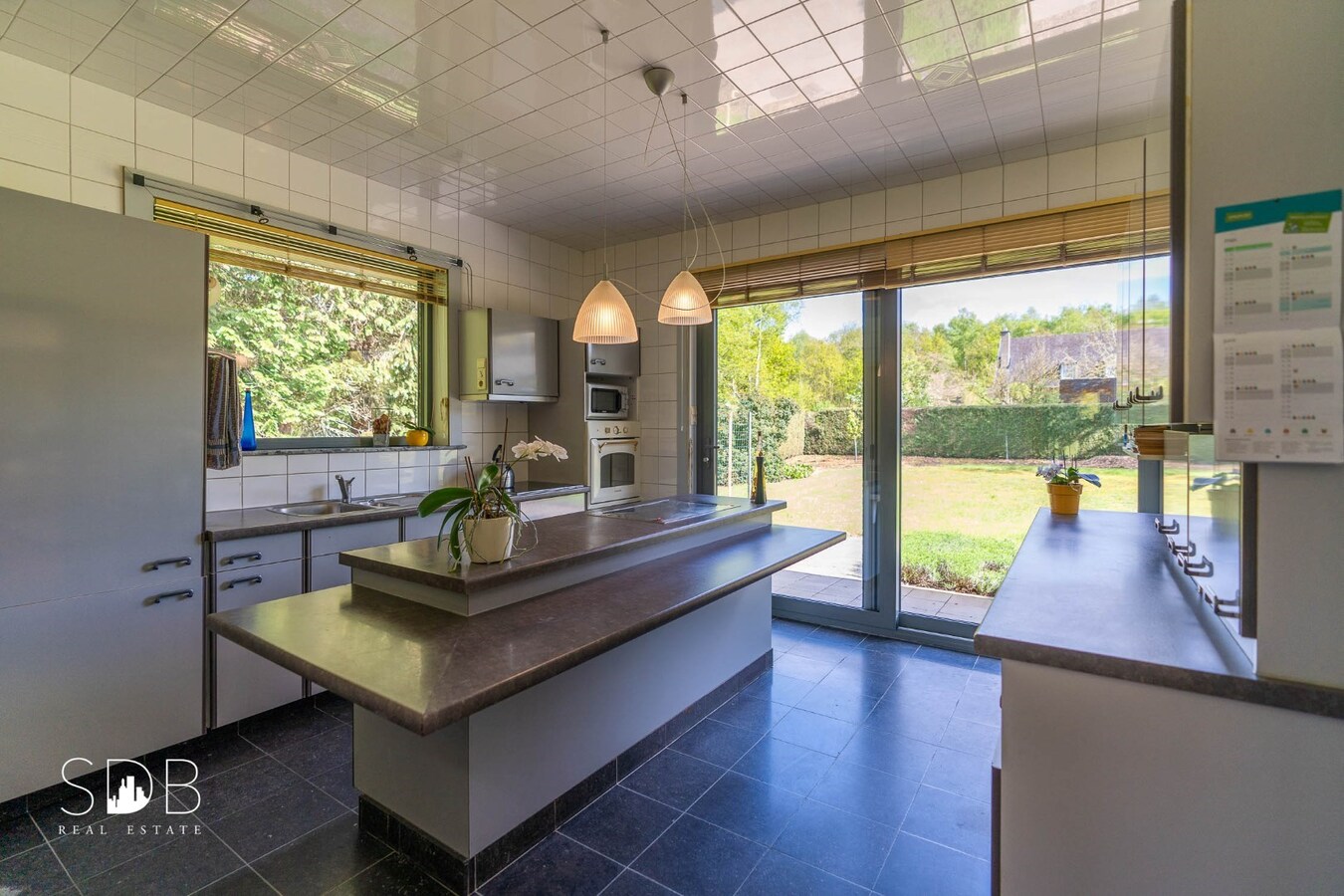 Vrijstaande gezinswoning in bungalowstijl met grasland op circa 1ha. 