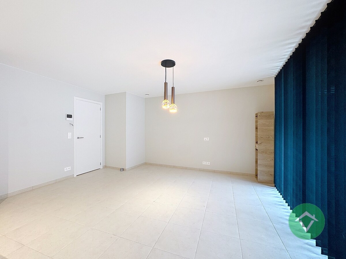 Volledig geschilderd Instapklaar appartement met garage in centrum Koekelare 