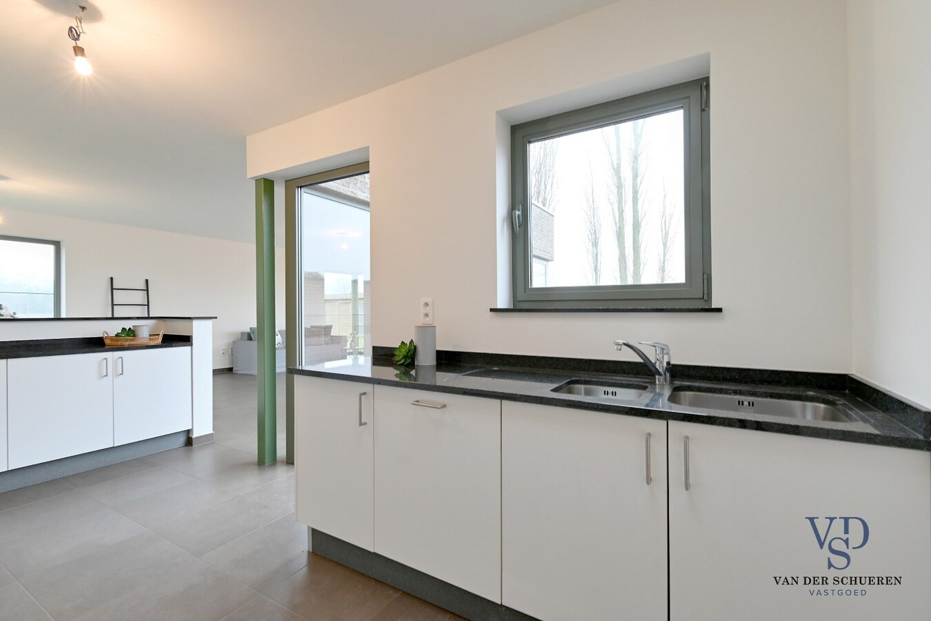 Ruime Half Open, op een commercieel gunstige ligging 