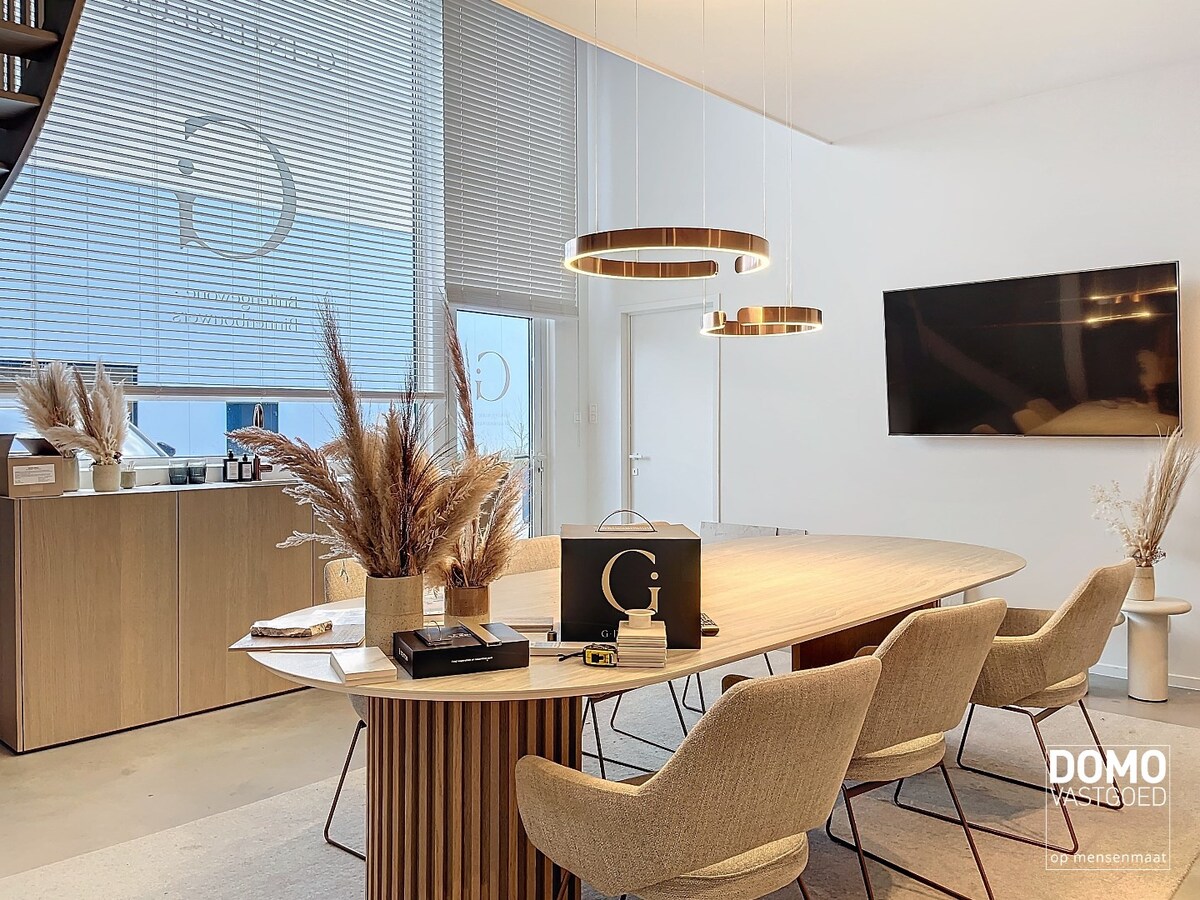 CENTRAAL GELEGEN LOODS TE BERBROEK MET OPSLAG- EN KANTOORRUIMTE 