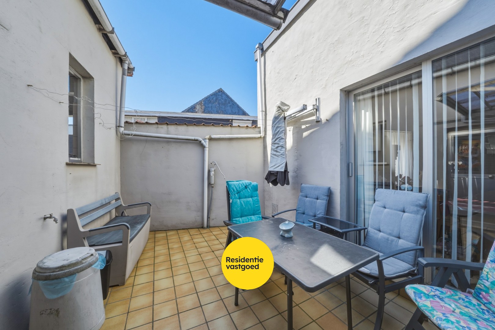 Op te frissen hoekwoning met garage in Bredene 
