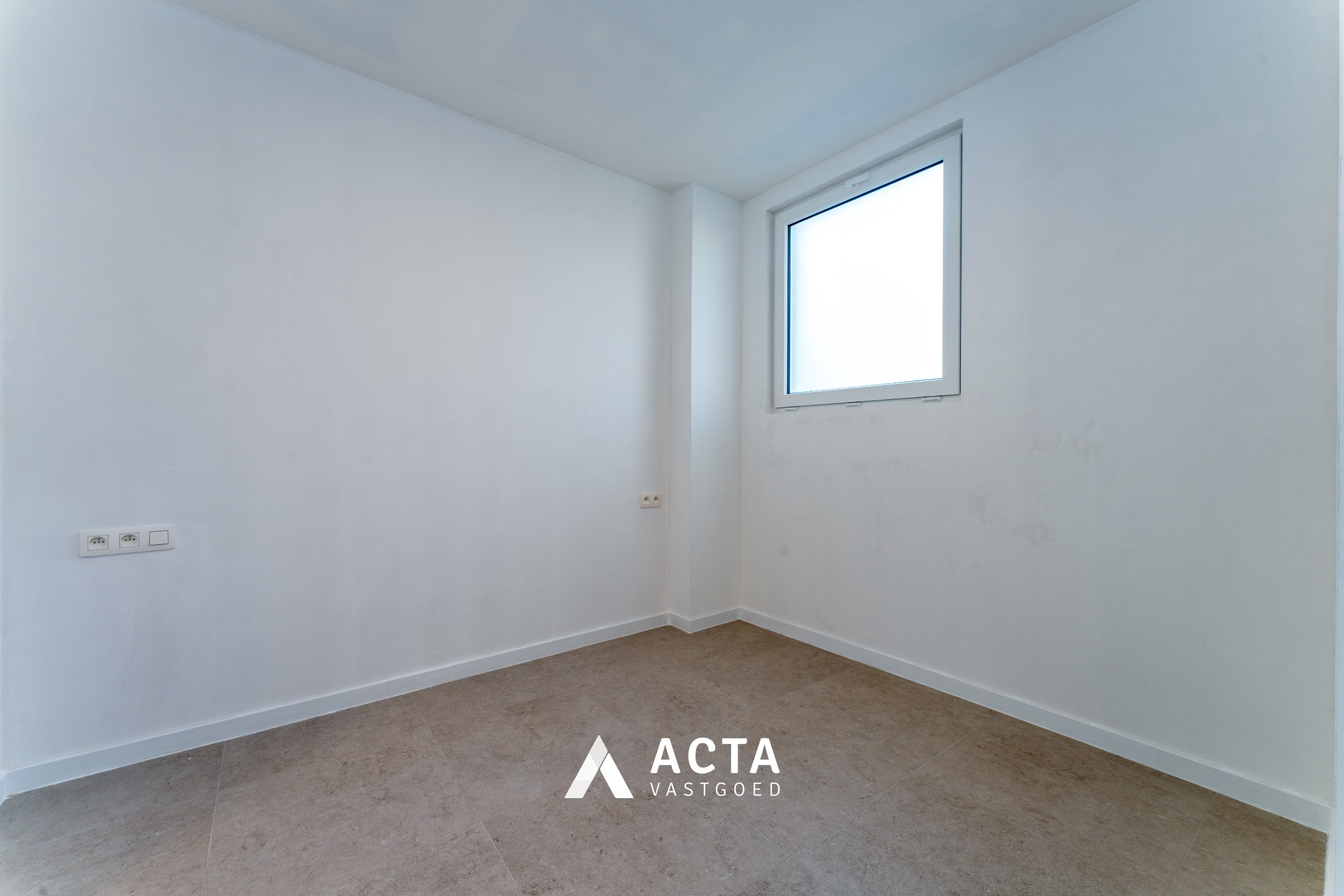 Recent gerenoveerd gelijkvloers appartement nabij centrum 