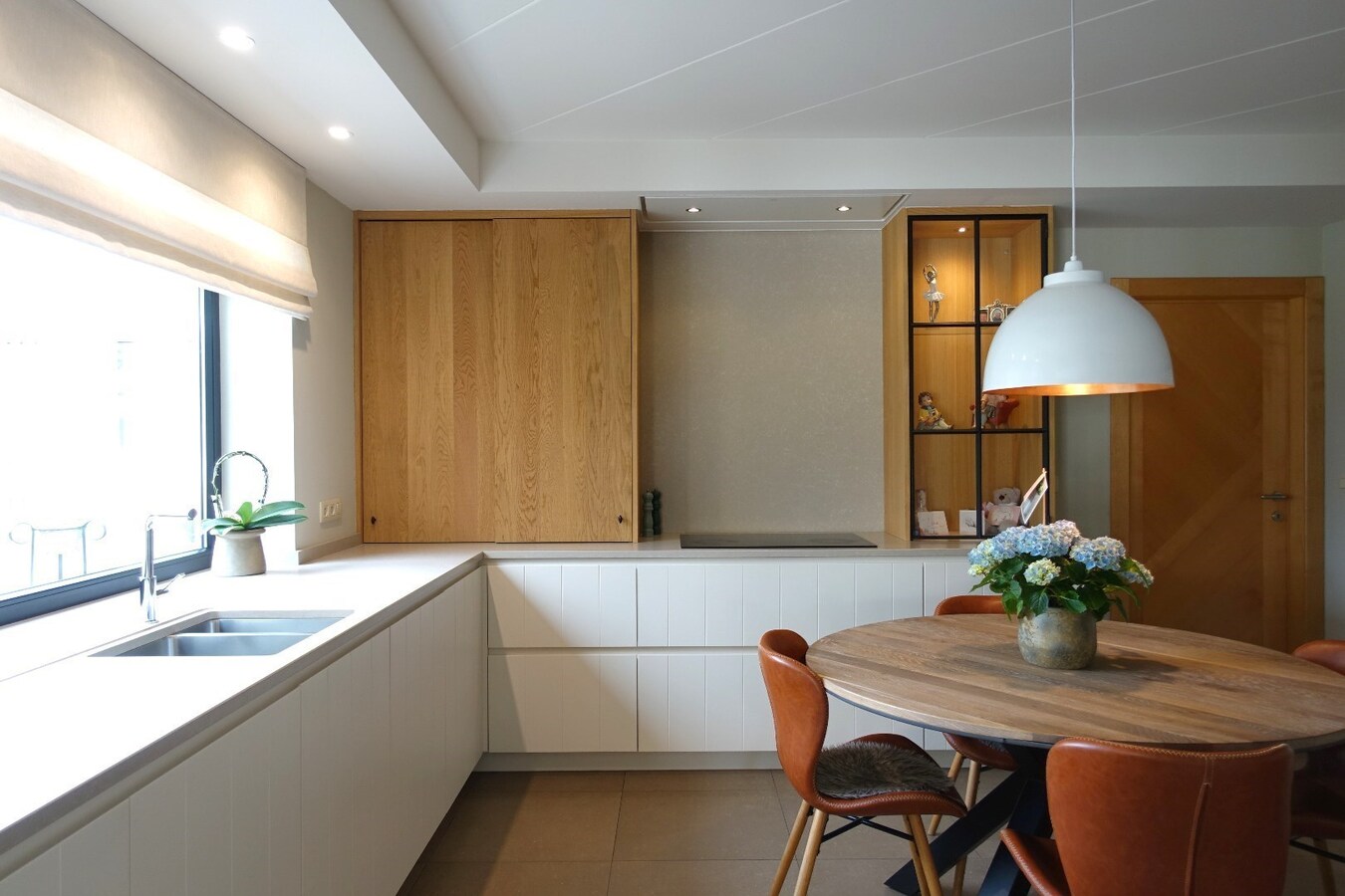 Rustig gelegen - perfect onderhouden - alleenstaande villa met 5 slaapkamers op 993 m² 