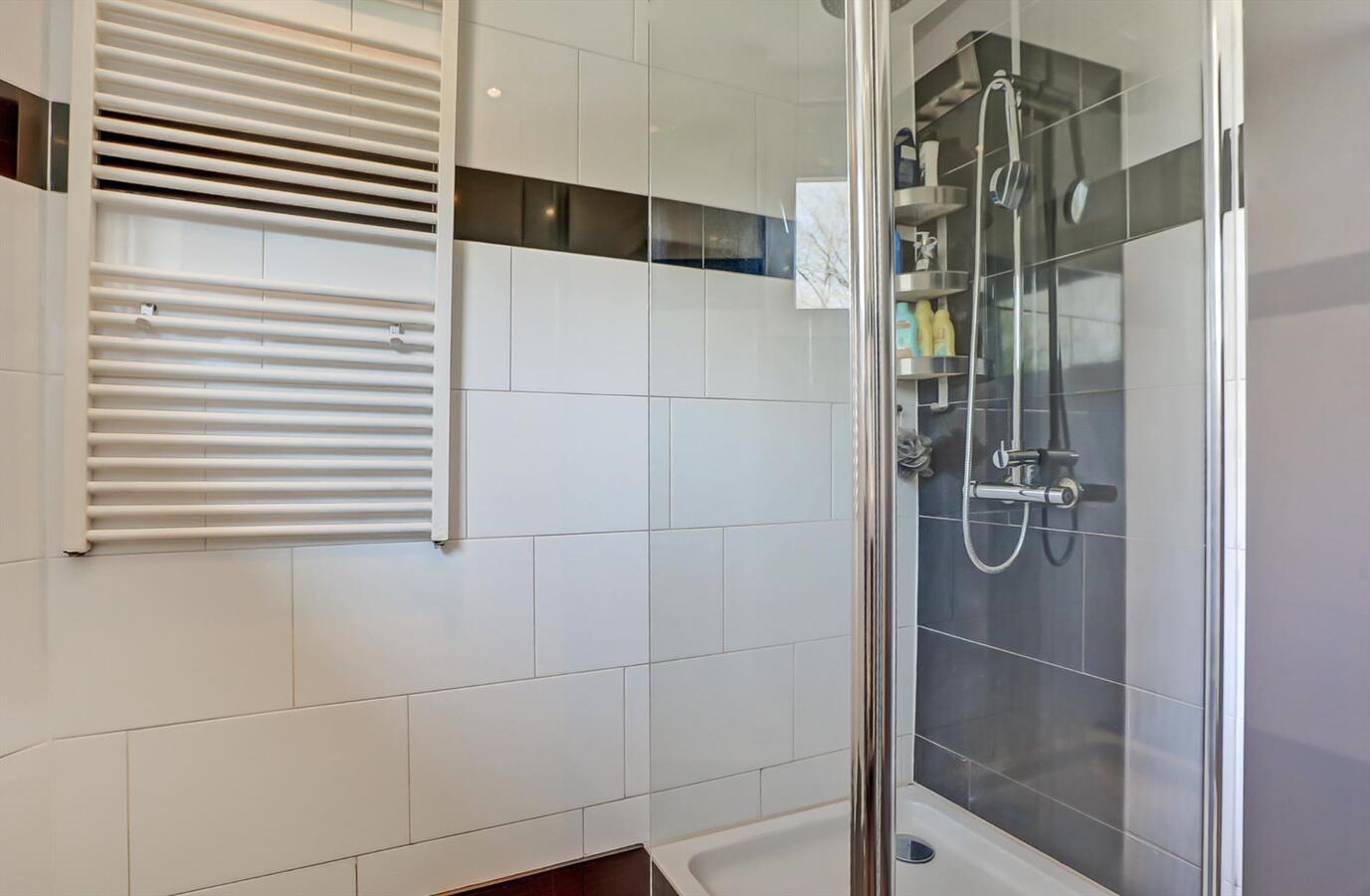 Tussenwoning met 4 slaapkamers en ruime garage van 6 x 5 m! 