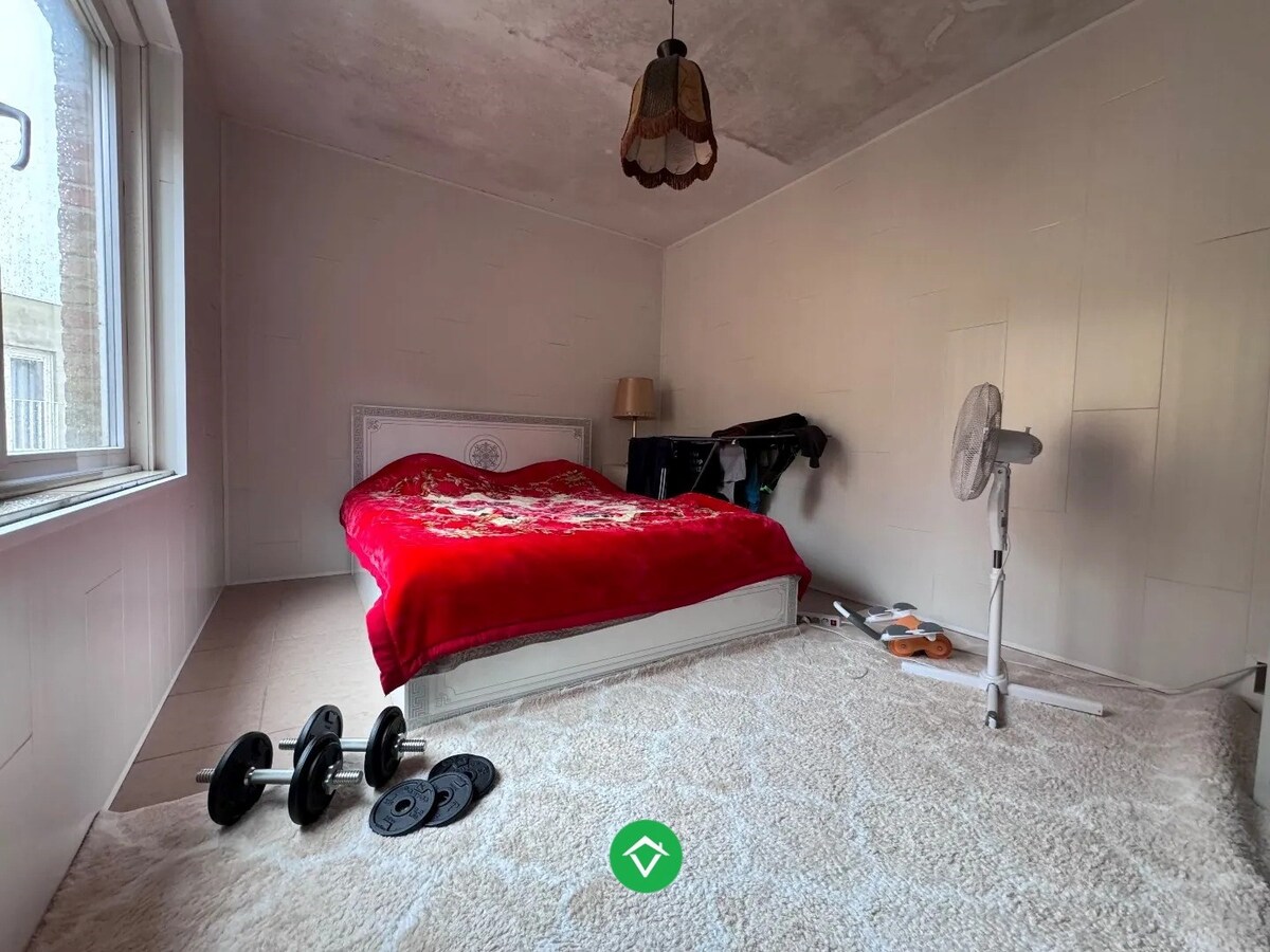 Opbrengsteigendom te koop met ruime garages in Oostende 