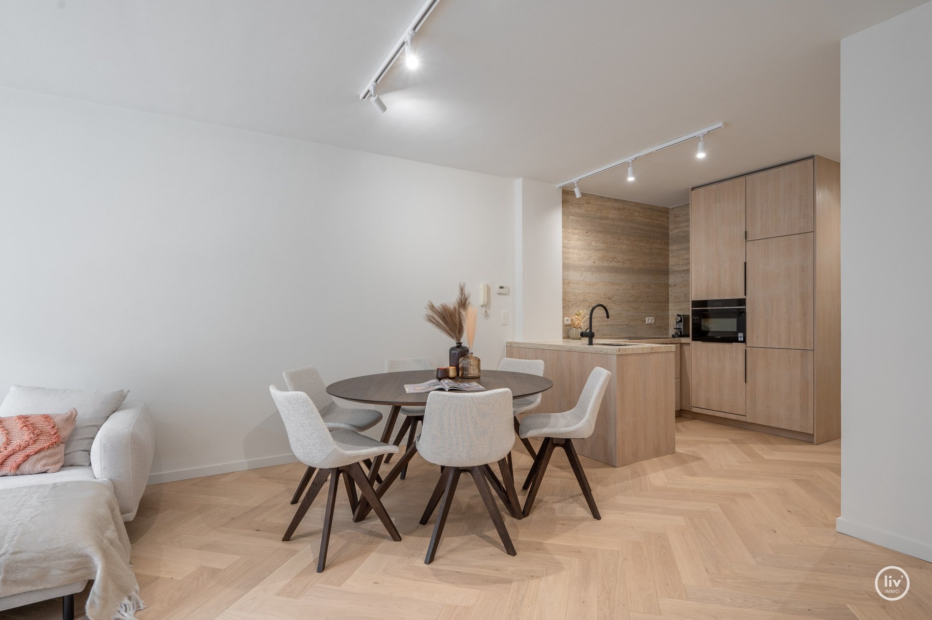 Schitterend gerenoveerd appartement, rustig gelegen, nabij de Lippenslaan en vlakbij de zee te Knokke. 