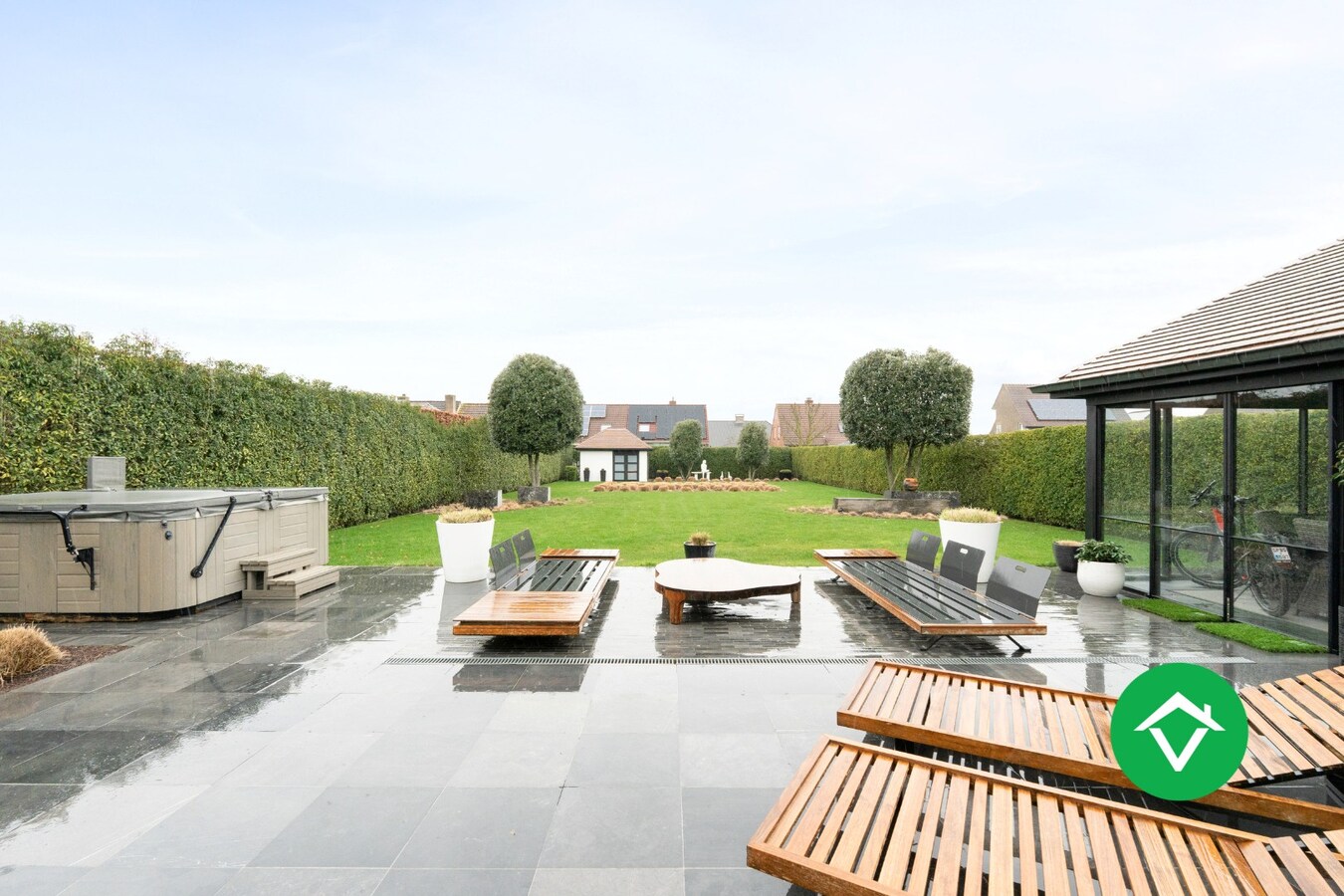 Stijlvolle alleenstaande villa met luxueus interieur en vier slaapkamers te Roeselare 