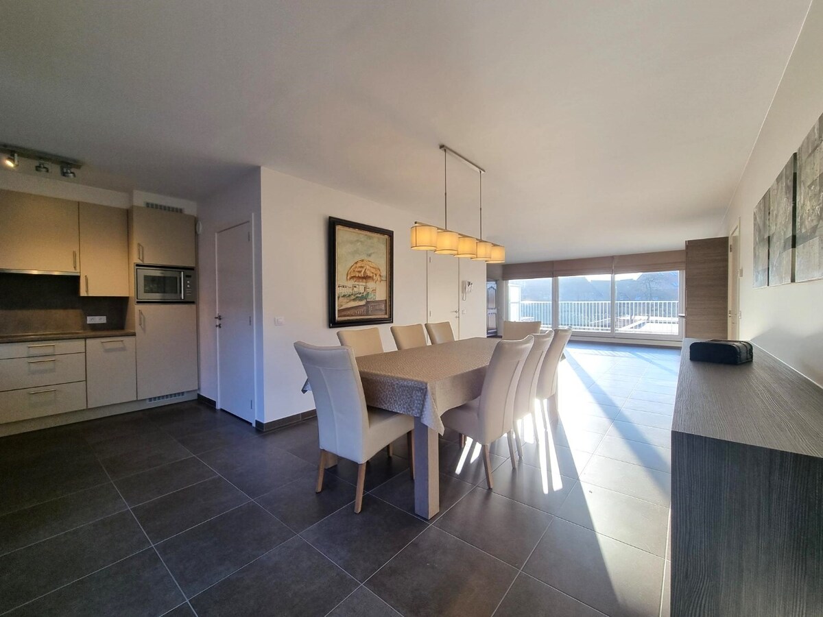 Zeer ruim, breed en lichtrijk woonappartement met groot zongericht terras 