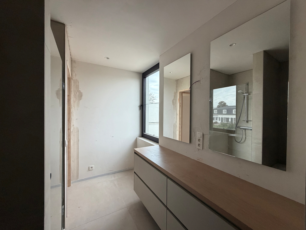 Ruime nieuwbouwwoning met terras en tuin. 