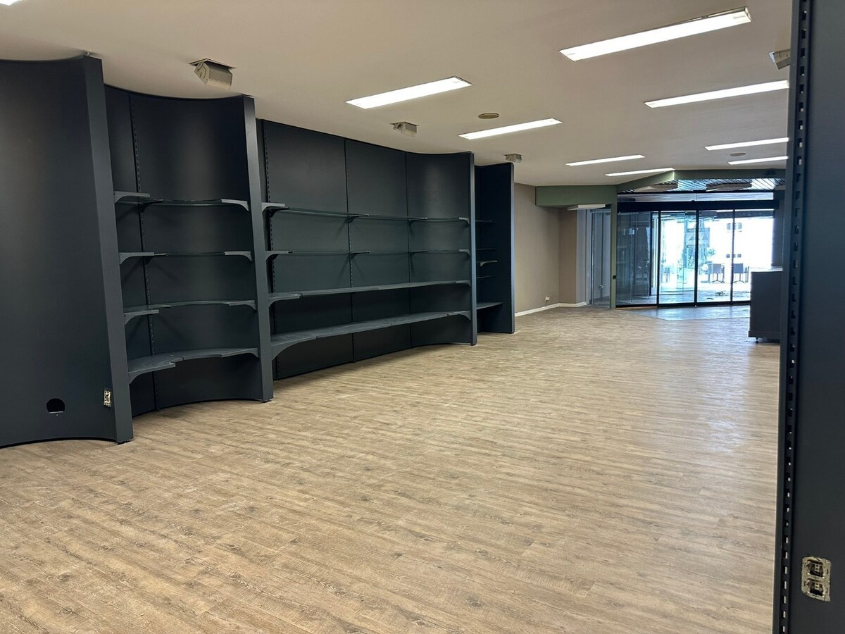 Handelsgelijkvloers, met mooie  etalage,  grote kelder 