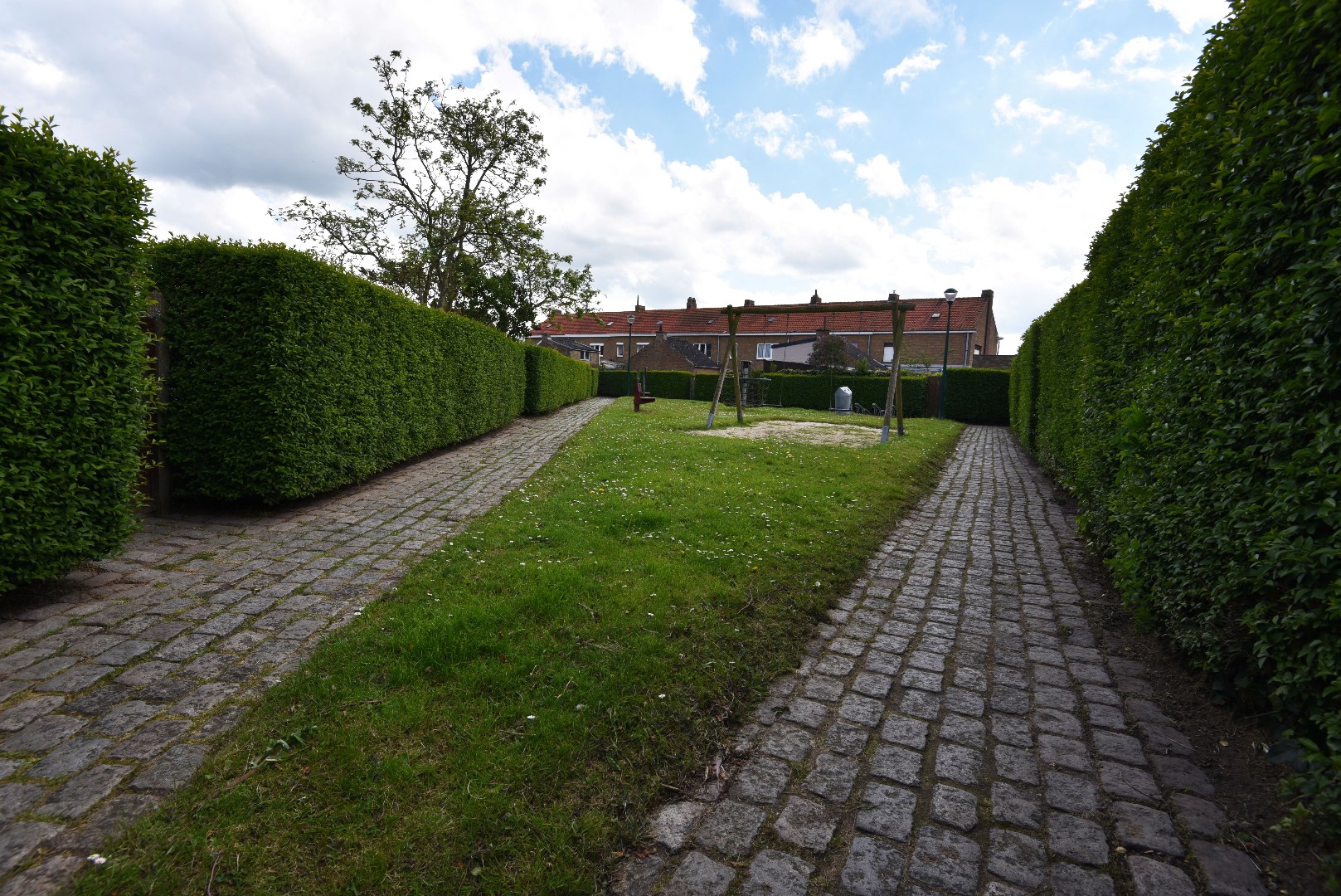 Op te frissen rijwoning met 3 slpks en tuin te Blankenberge (Uitkerke) 