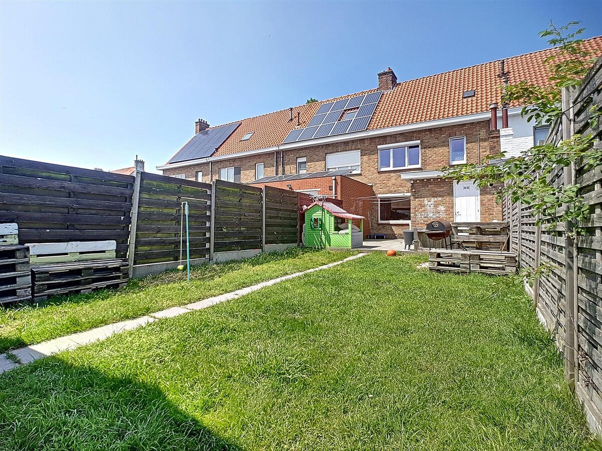 Goed gelegen woning met zonnige tuin en uitweg achteraan - Zeebrugge 