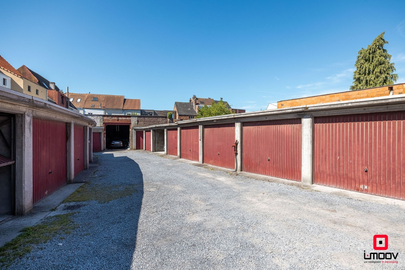 Afgesloten loods inclusief twee afgeslopen garageboxen 