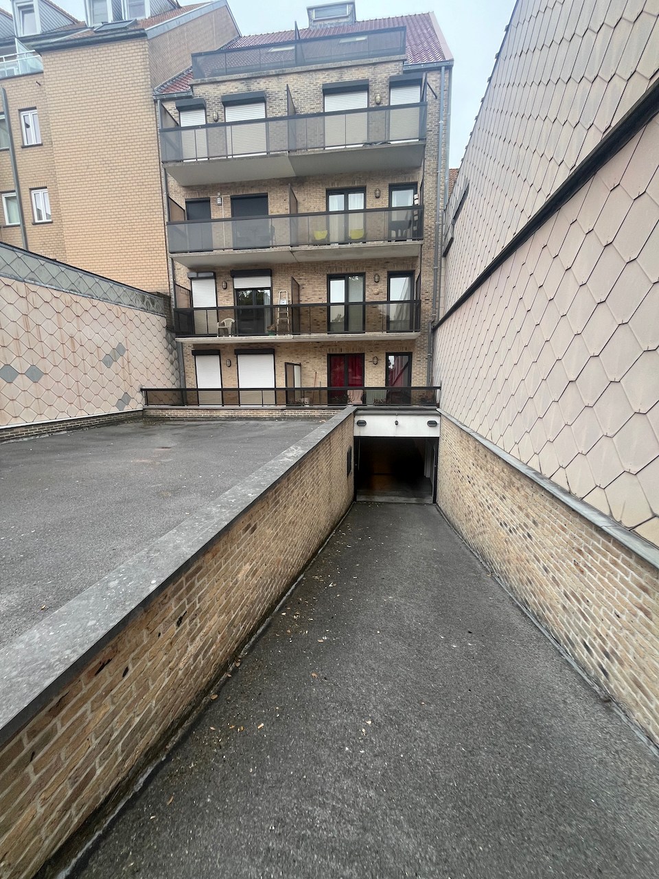 Centraal gelegen auto-staanplaats met een centrale ligging op de Van Rysselberghestraat . 