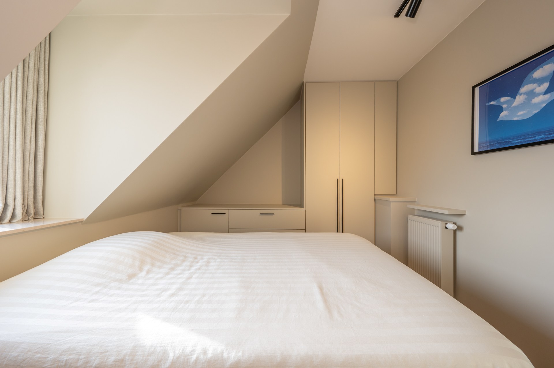 Cet appartement en duplex lumineux est situé à Duinenwater, combinant un agencement pratique avec des espaces extérieurs agréables et un emplacement calme au bord de l'eau. 