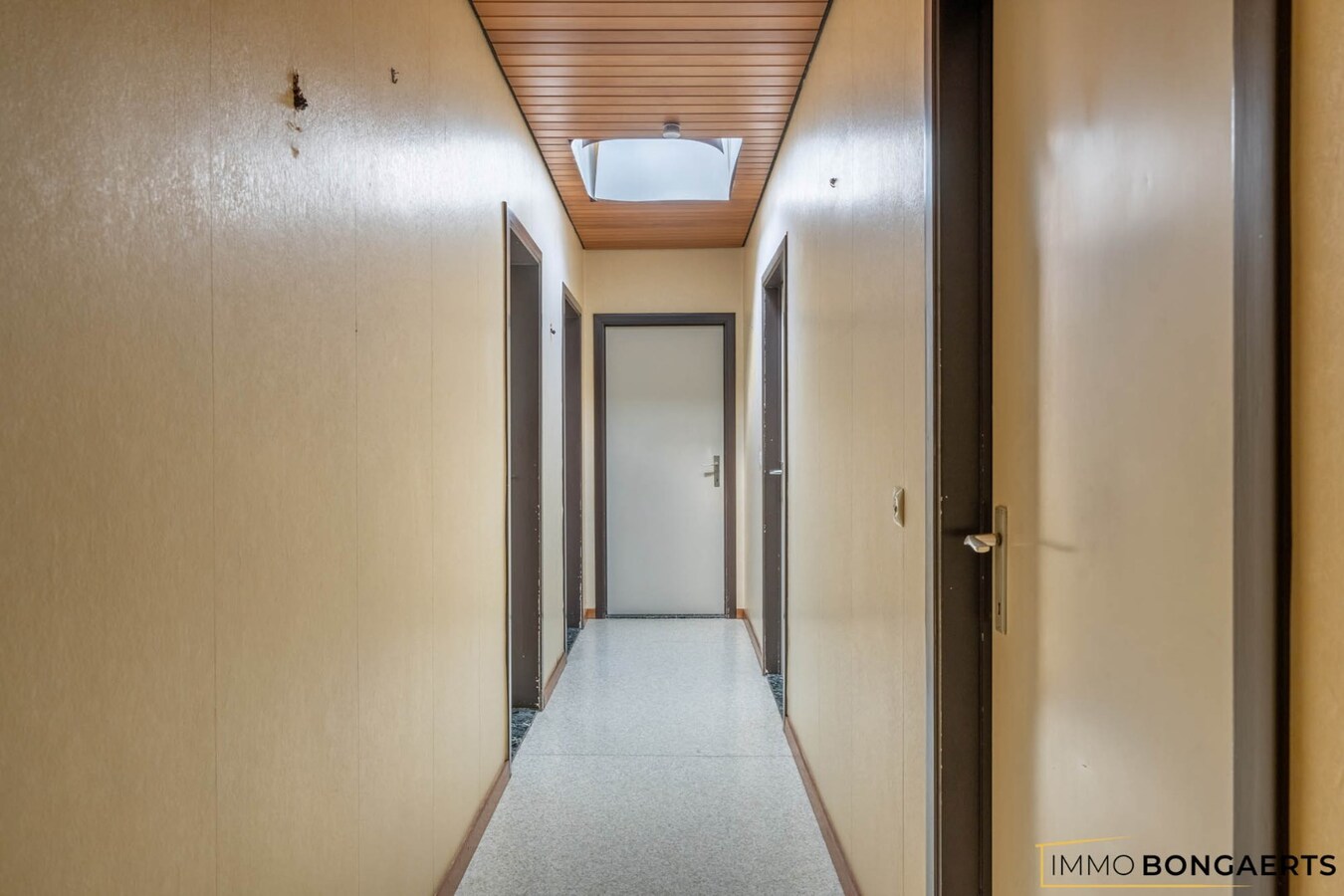 Ruime te renoveren woning op een mooi perceel. 