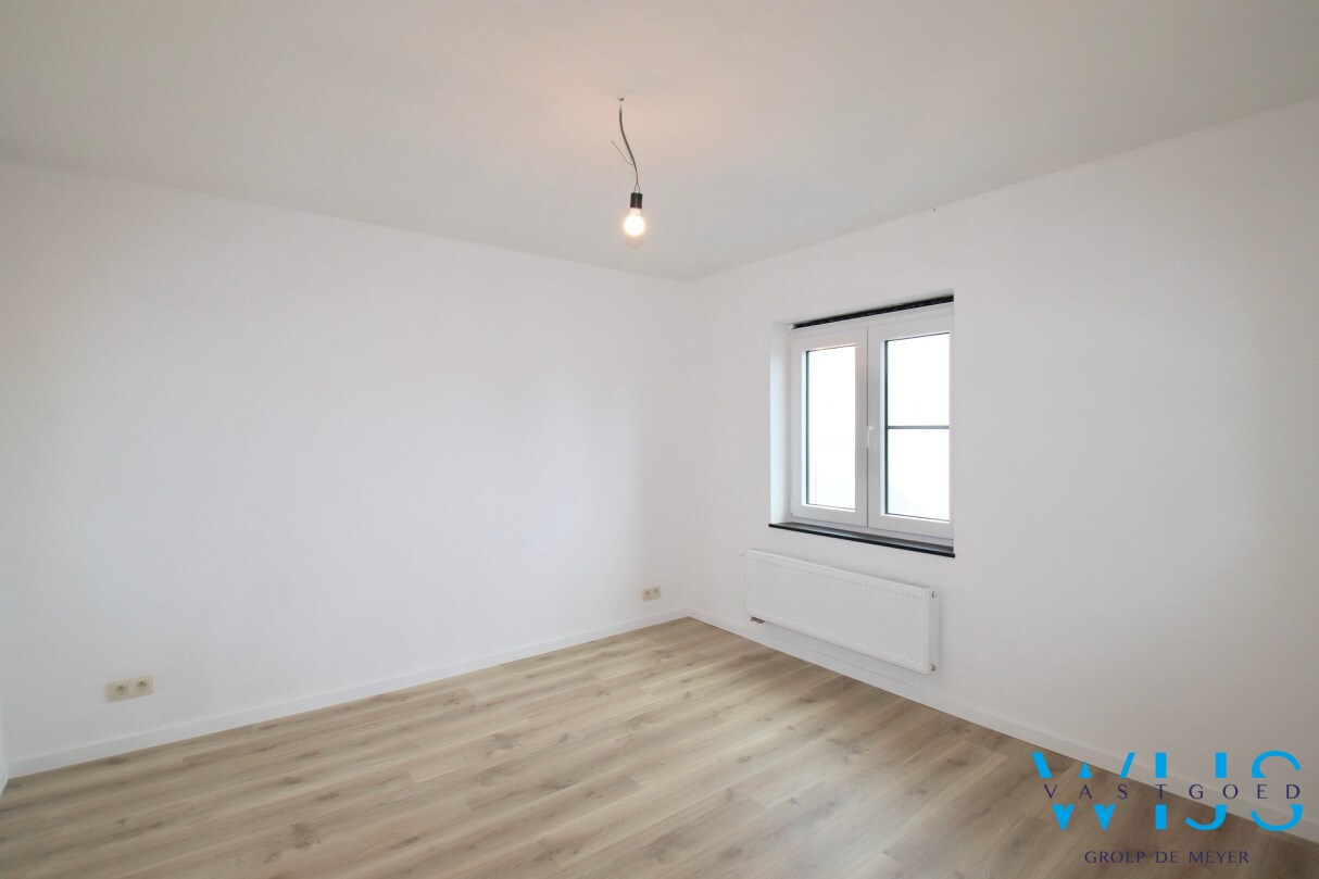 Volledig gerenoveerd woonhuis op 750m² in hartje Ertvelde ! 