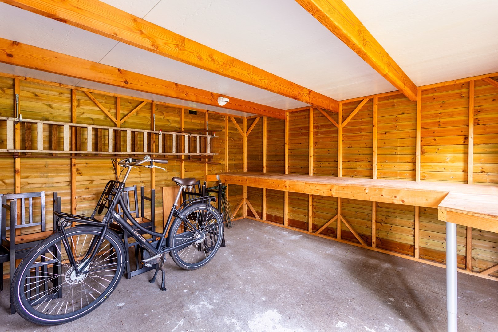 Halfopen gezinswoning met grote tuin en garage 