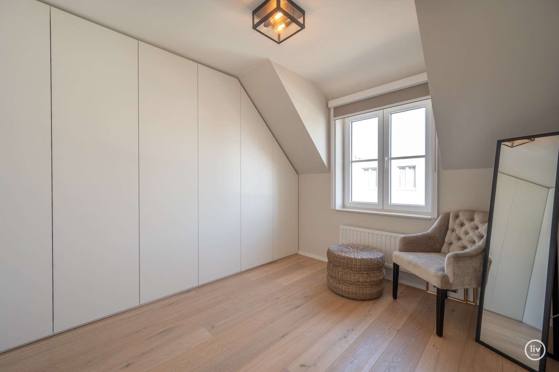 Prachtige halfopen woning met 5 slaapkamers en mooie tuin gelegen in Knokke. 