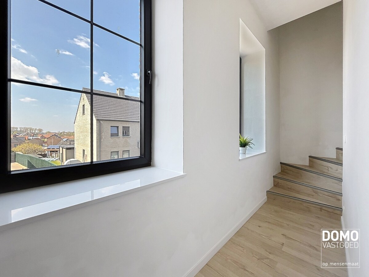 PRACHTIG GERENOVEERDE, LICHTRIJKE WONING MET 3 SLAAPKAMERS, 2 BADKAMERS, EEN ZONNIGE TUIN EN 2 PARKEERPLAATSEN TE GINGELOM (MIELEN-BOVEN-AALST) 