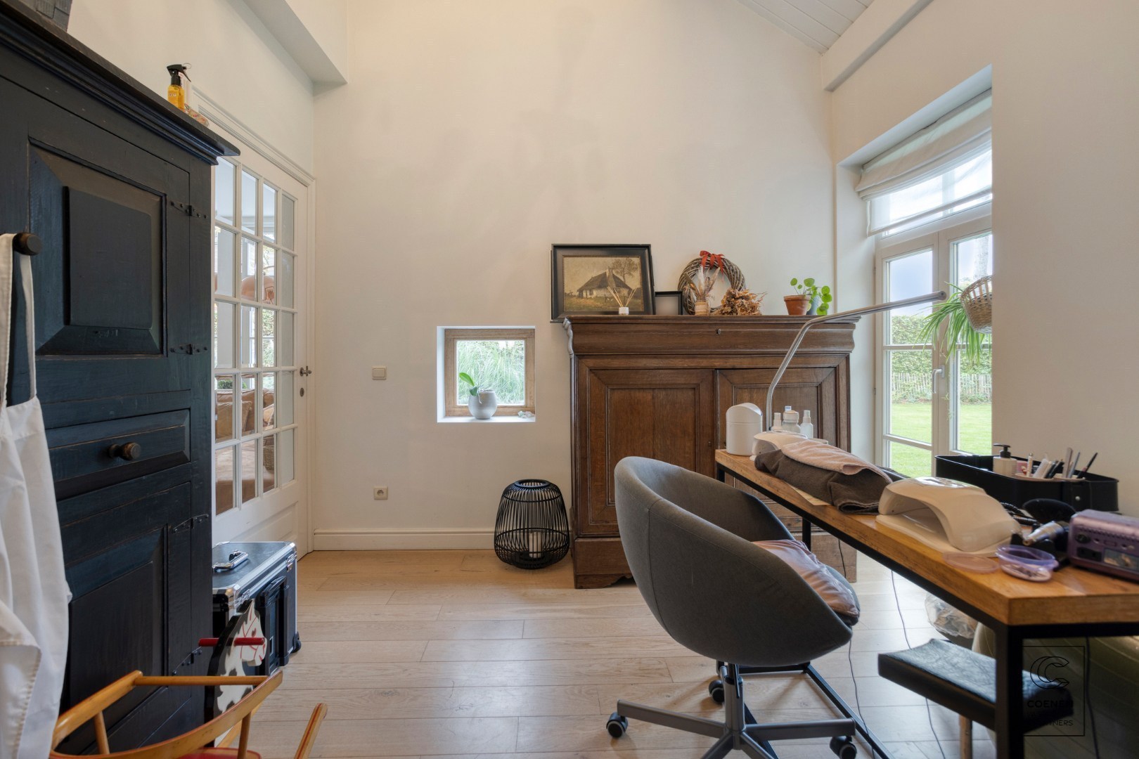 Prachtige woning met een bew. opp. van 302 m², 6 slpk, 3 bk en prachtige tuin met zwembad 