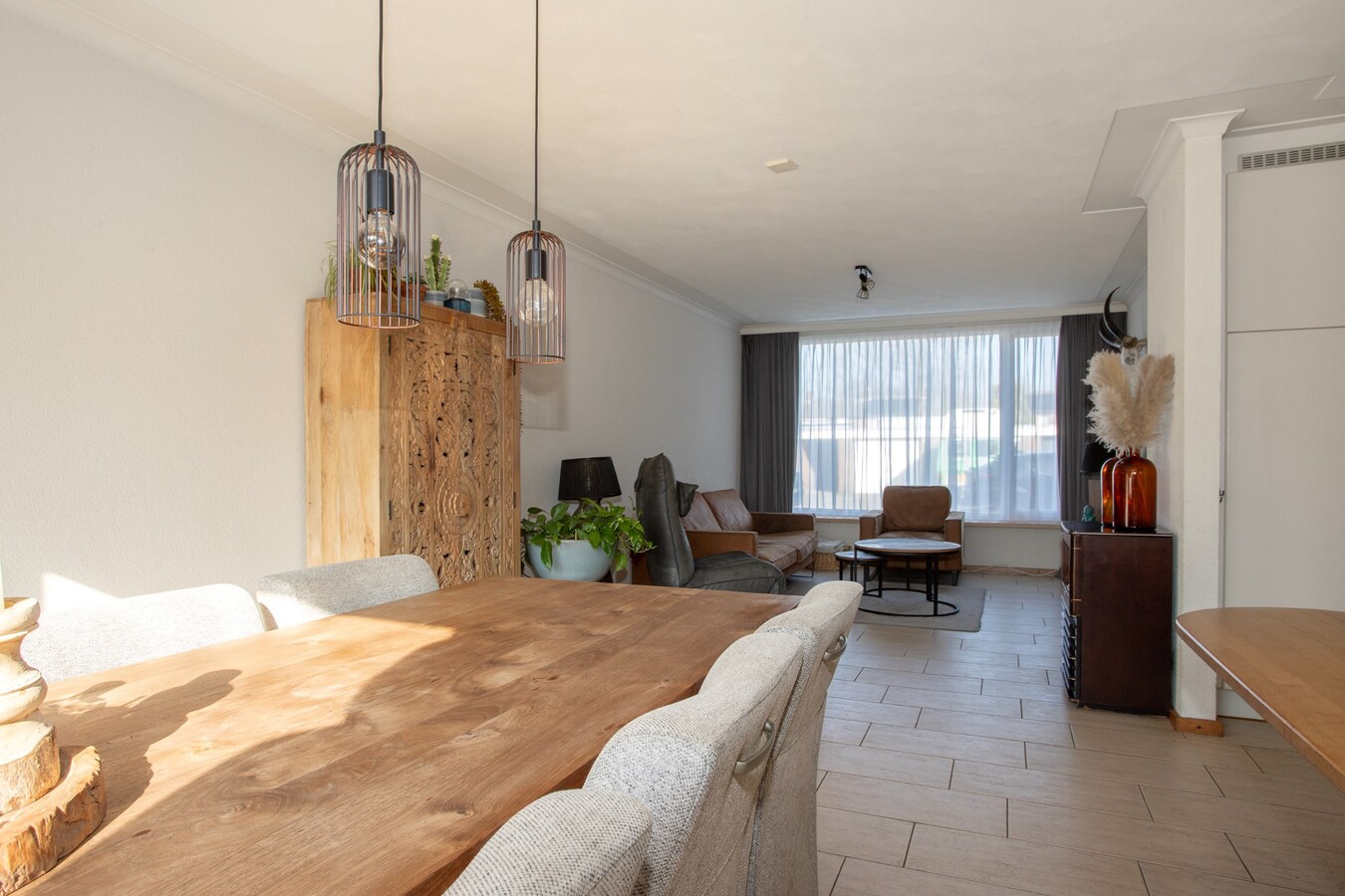 Uitgebouwde middenwoning met grote berging (28 m2) gelegen in een gewilde woonwijk in Bladel. 