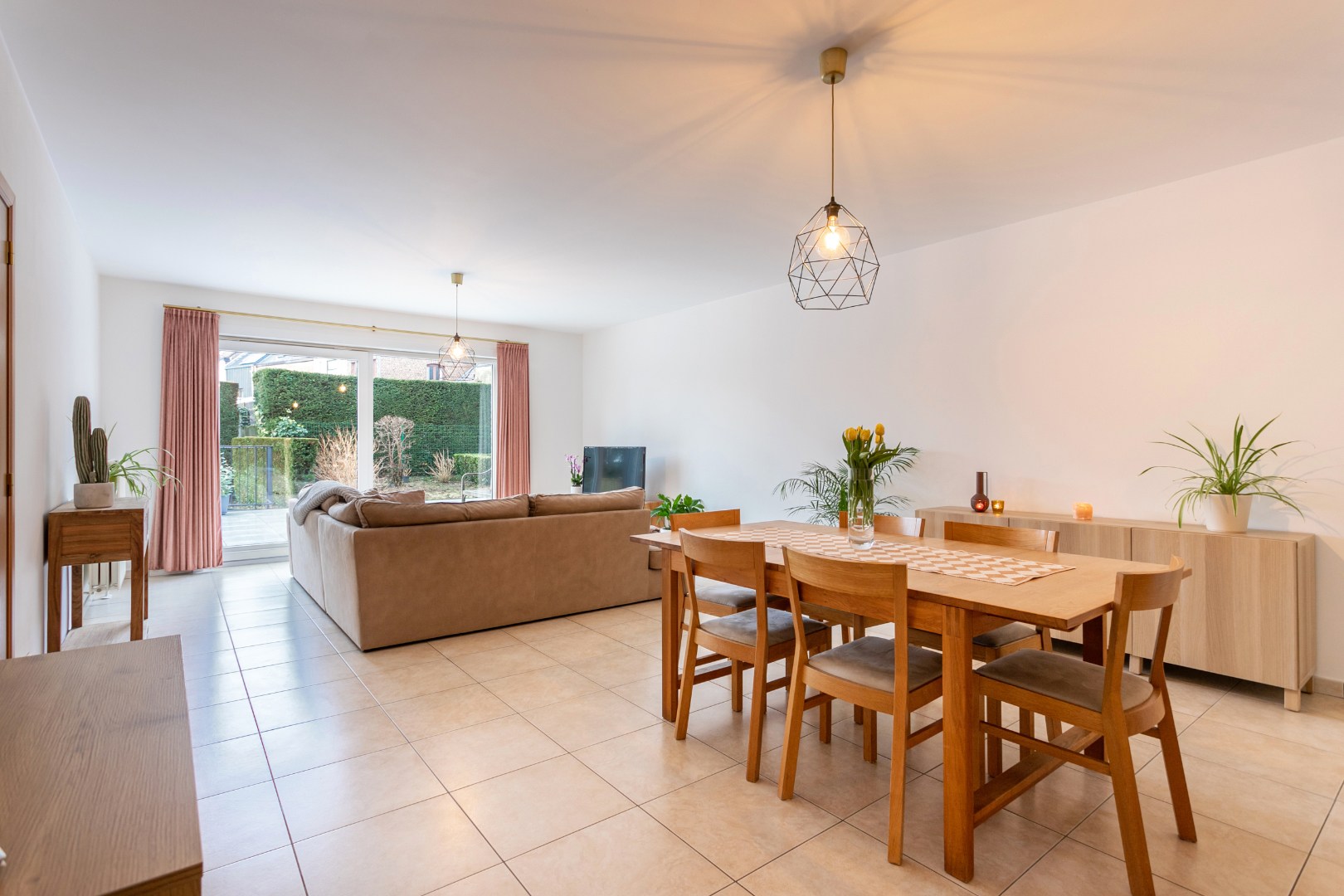 Instapklaar gelijkvloers appartement met 2 slaapkamers, garagebox en ruim terras (35 m²) aan TOP ligging in Halle 