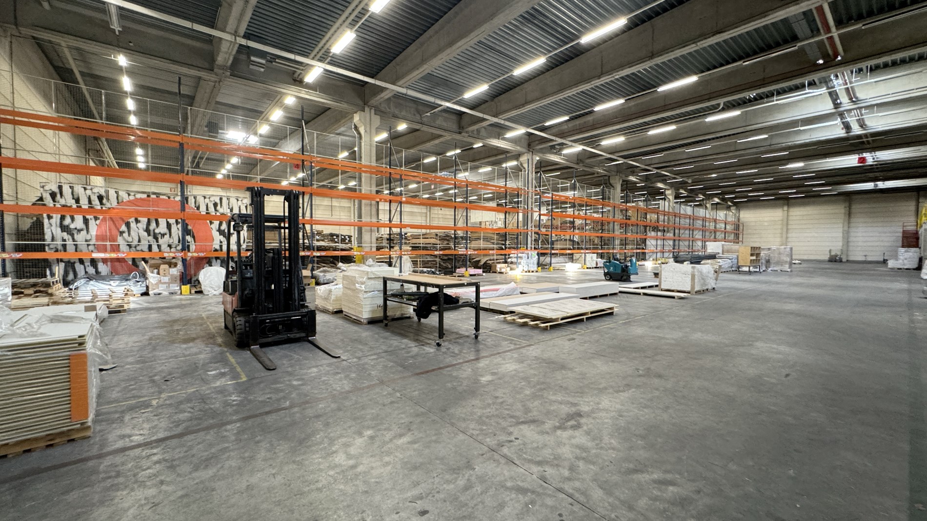 Loods met kantoor te huur nabij E19 in Mechelen