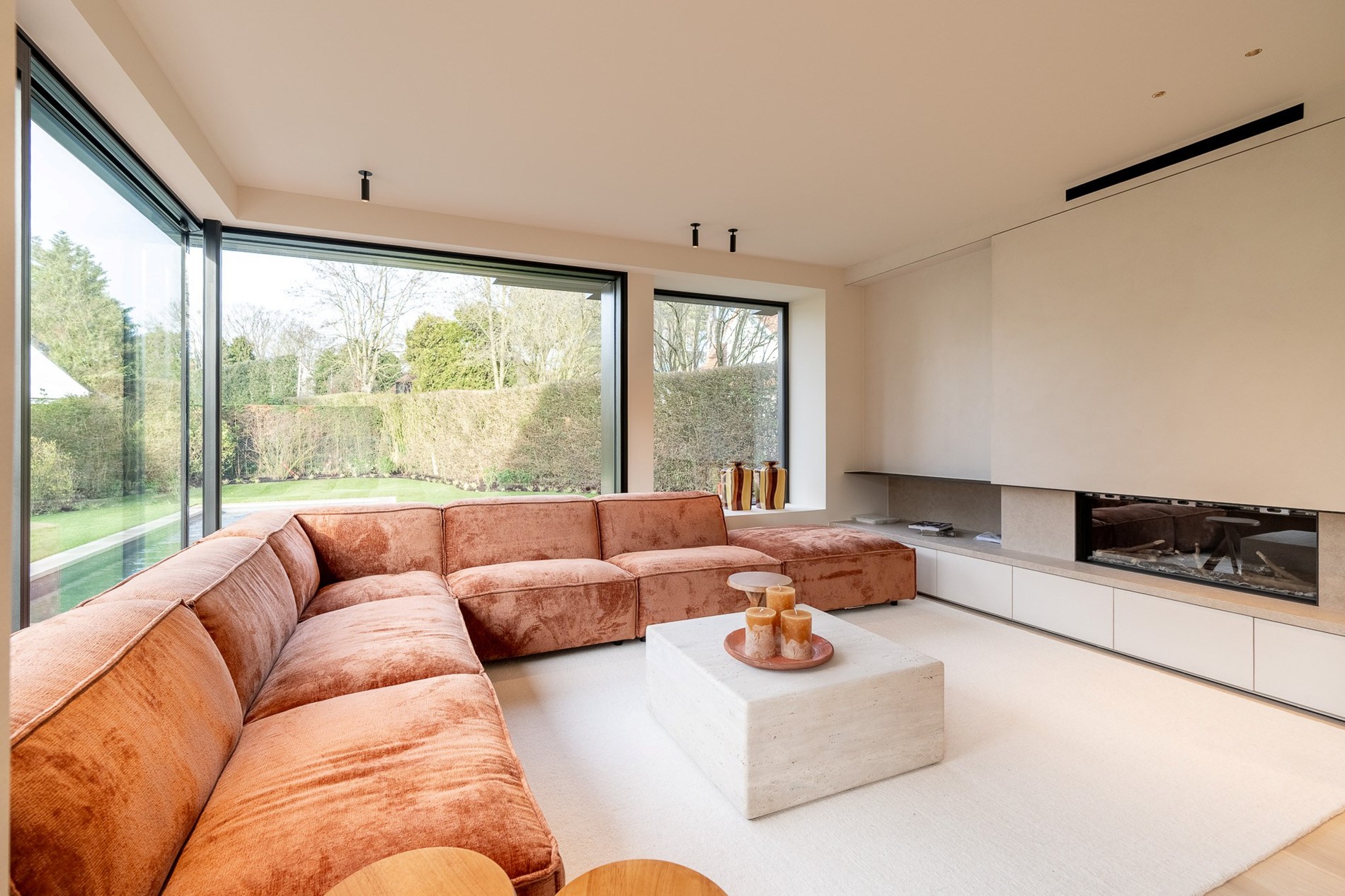 Luxueus gerenoveerde koppelvilla met zwembad in de Noordzeelaan te Knokke. 