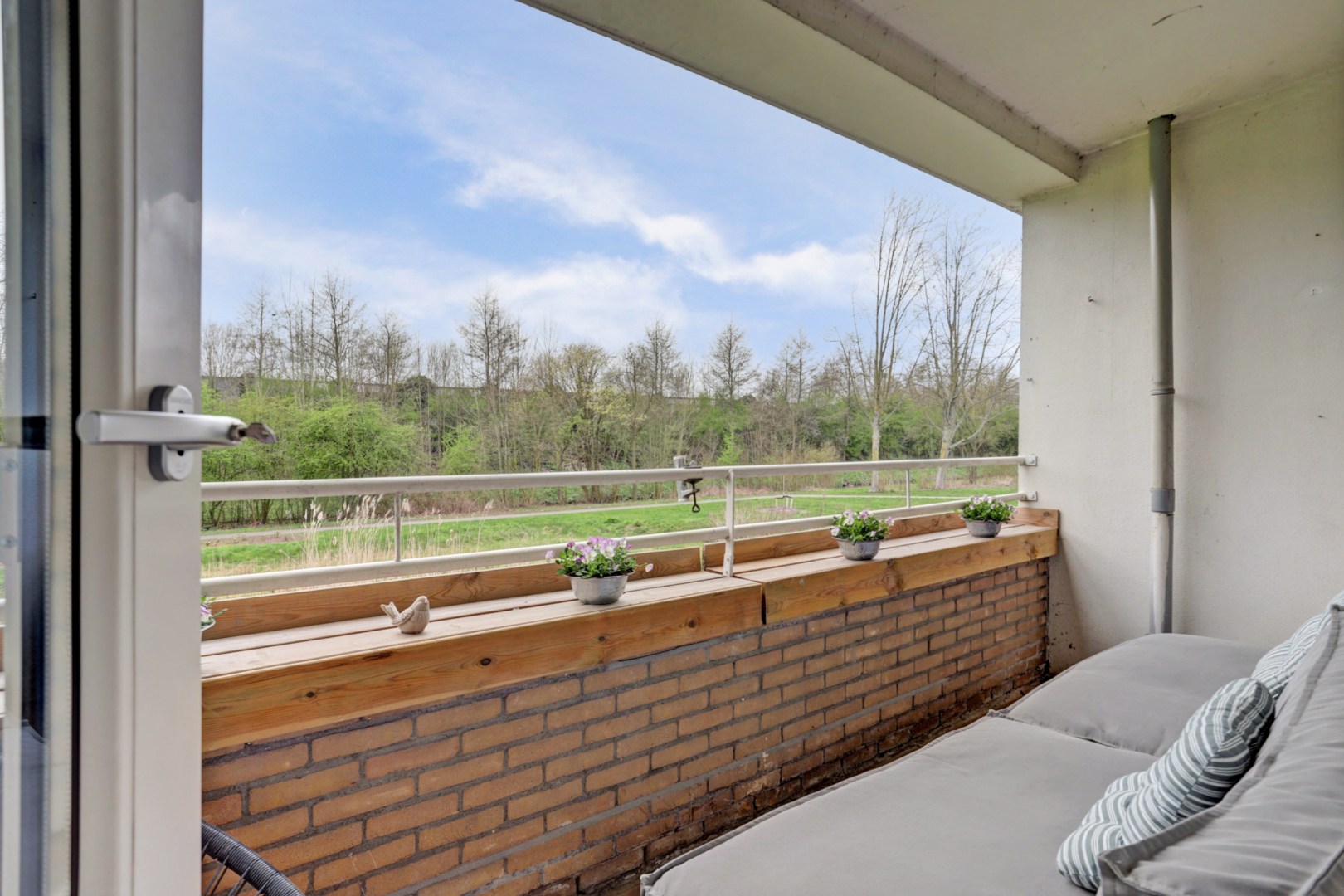 Zonder klussen te betrekken, instapklaar 3-(voorheen 4) kamer appartement met moderne keuken en badkamer, 2 balkons, berging in de onderbouw en gelegen op eigen grond! 