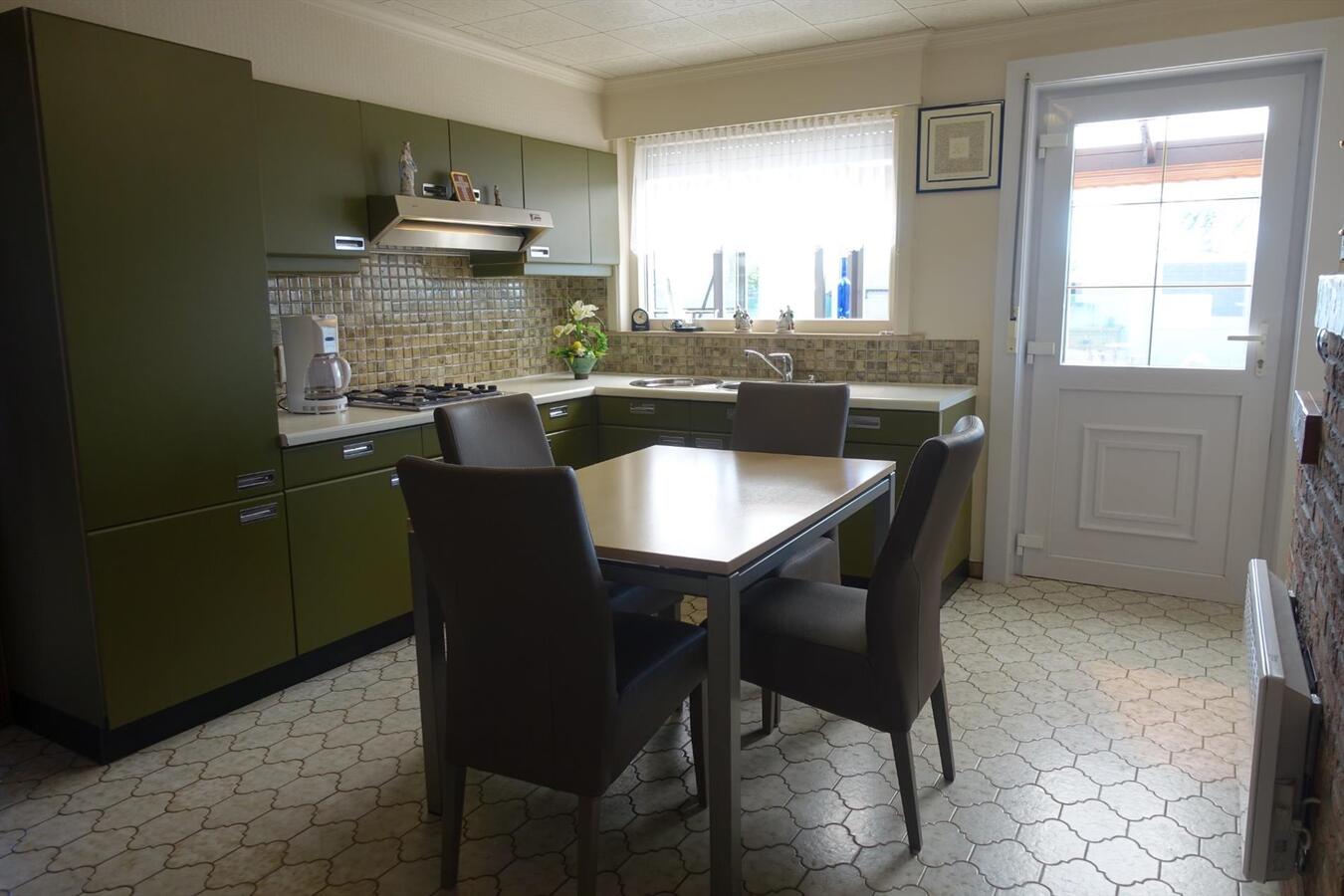 Volledig afgewerkte halfopen woning op zonnig perceel van 525 m² 