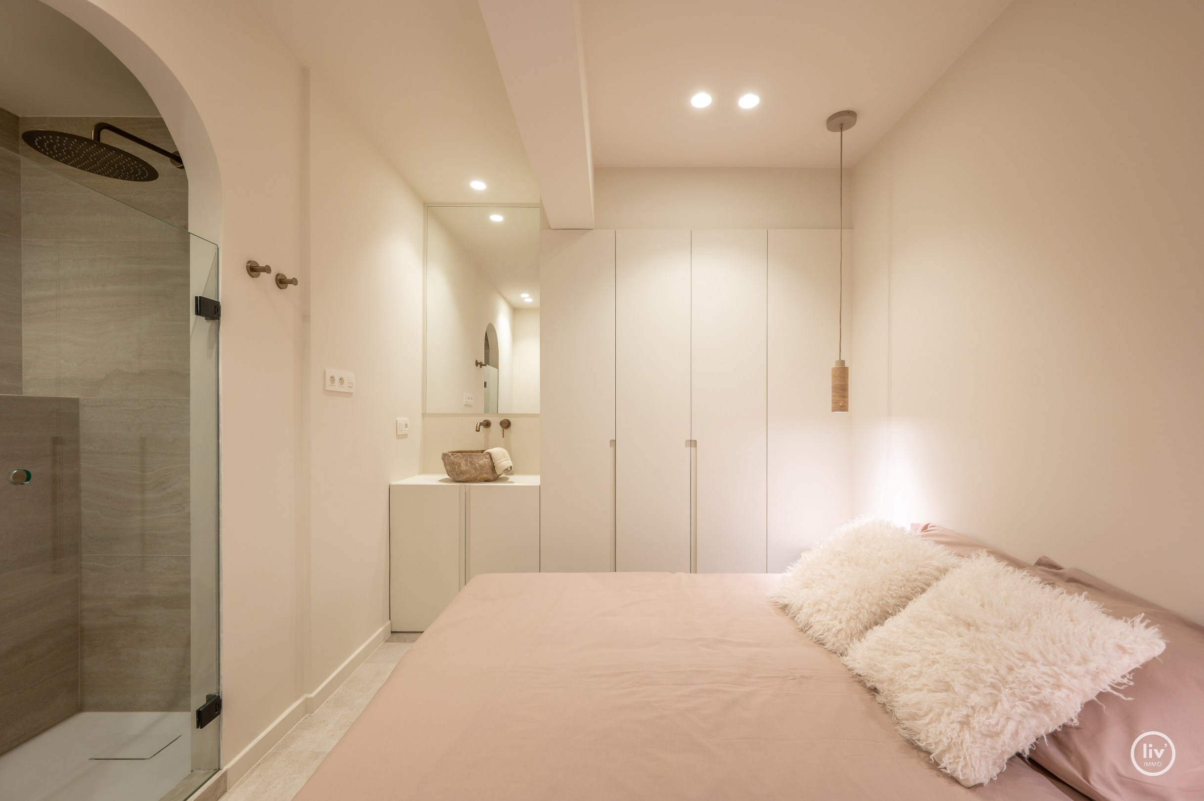 Luxueus volledig gerenoveerd 3 slaapkamer appartement te Lippenslaan gelegen op wandelafstand van het Albertstrand. 
