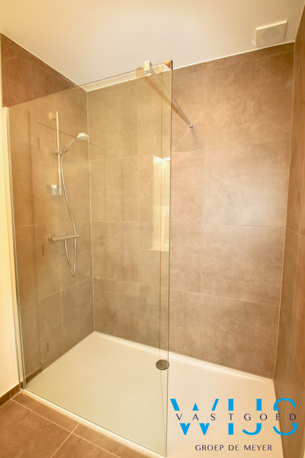 Instapklaar GELIJKVLOERSAPP. met tuin &amp; garage te Zelzate ! 