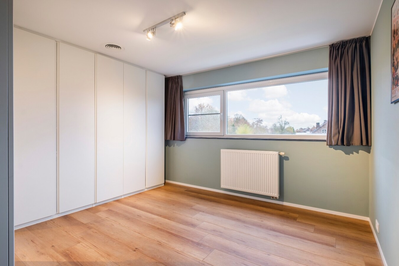 Moderne villa met praktrijkruimte op TOPligging te Heule  ! 