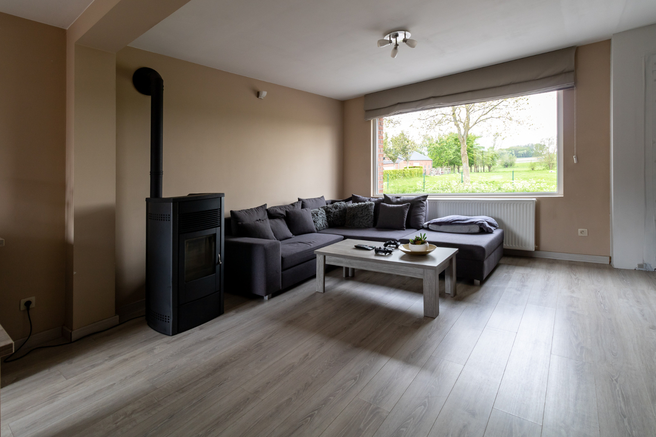 Instapklare gezinswoning met grote tuin en landelijke verzichten te Ichtegem 