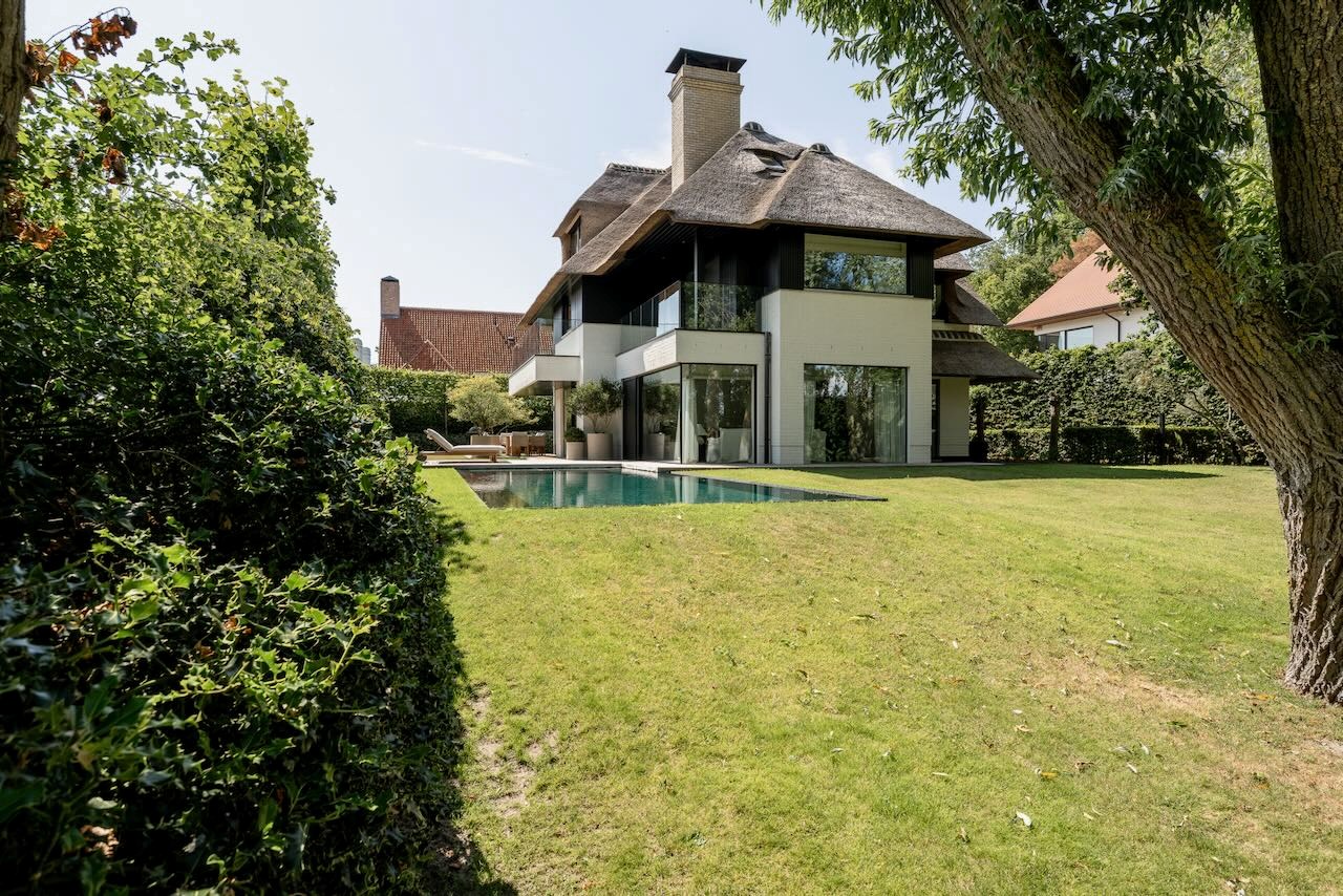 Magnifique villa récente de style contemporain allie une finition intemporelle à un emplacement unique et une vue imprenable sur le Zwin. 