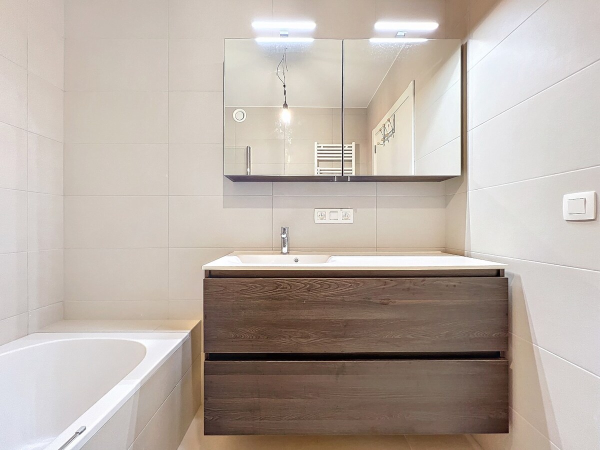 Gelijkvloers nieuwbouwapp. met tuin en garage, centrum Herzele 