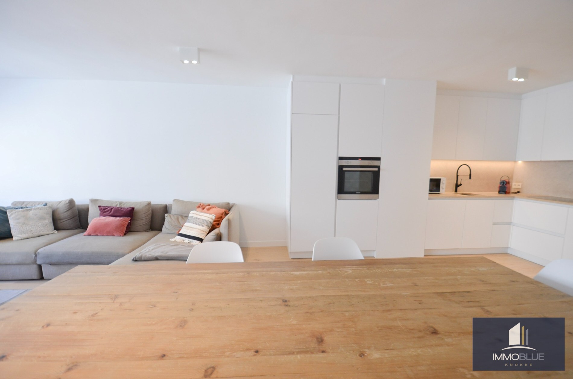 Volledig gerenoveerd, lichtrijk appartement op wandelafstand van zee en het commercieel centrum. 