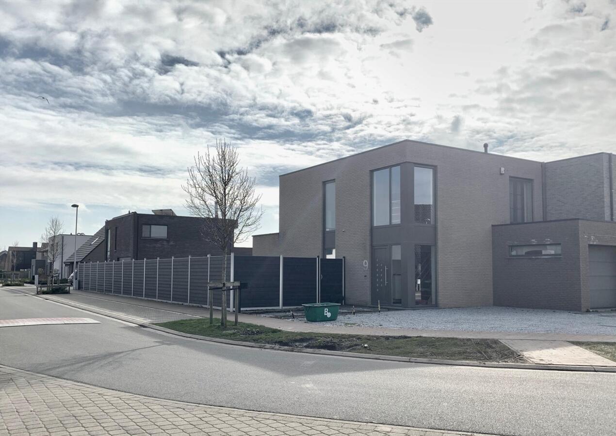 MODERNE HALF OPEN BEBOUWING OP ZEER CENTRALE LIGGING 