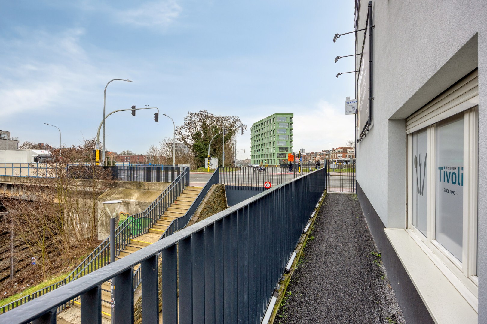 Opbrengsteigendom met handelspand en 3 appartementen te koop in Heverlee op een super ligging! 