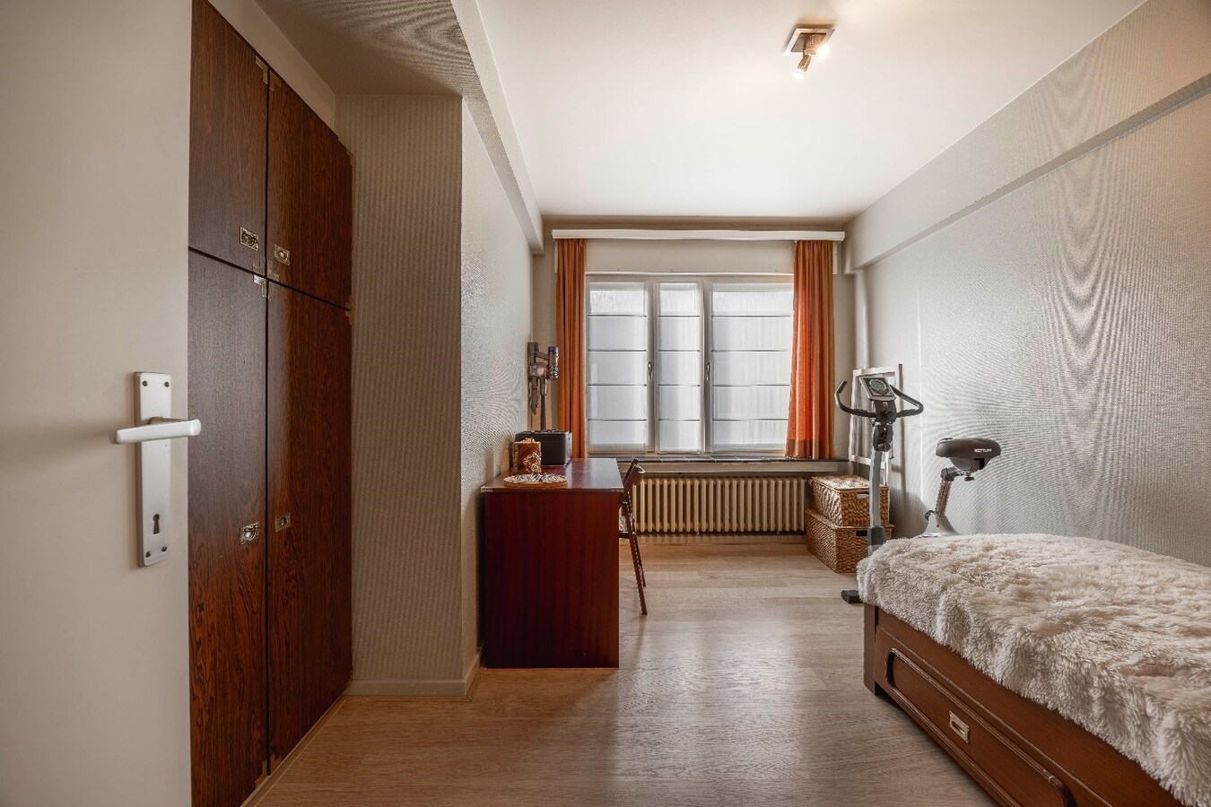 Stevig gebouwde gezinswoning met garage op zonovergoten perceel 