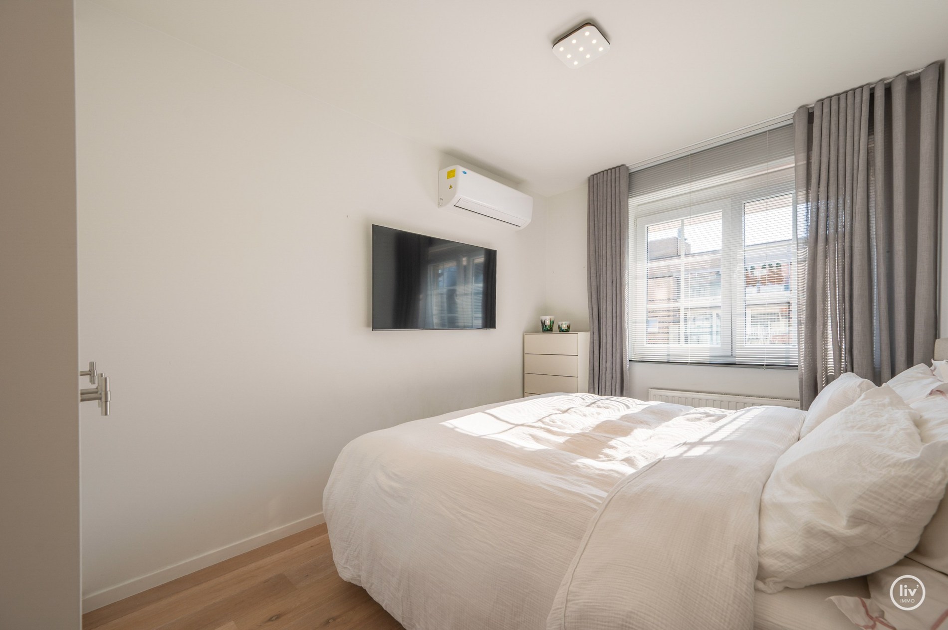 Prachtig, ruim en récent (2015) appartement met 3 volwaardige slaapkamers en zonnig terras goed gelegen op de Leopoldlaan te Knokke. 